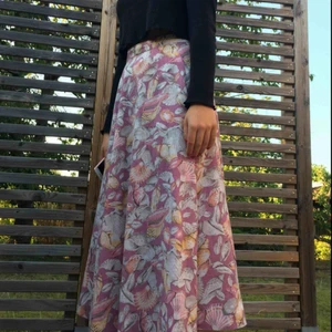  - Gullig långkjol med snäckmönster! Rätt liten i midjan🎀✨ köpt från beyond retro