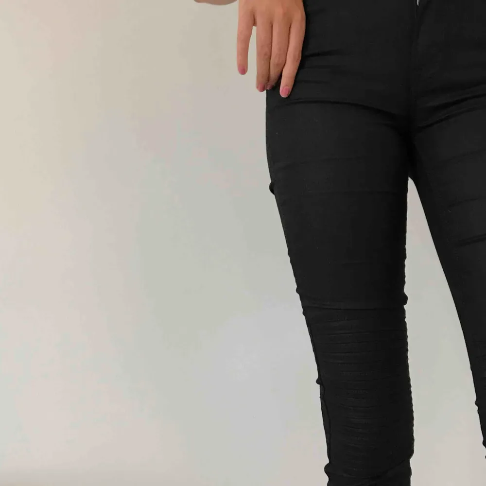 Ett par vaxade jeans från Filippa K med reglade detaljer på knäna. Byxorna är i nyskick. . Jeans & Byxor.