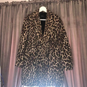  - En kappa från zara , frakten ingår ej ! Inga skador på kappan 😍