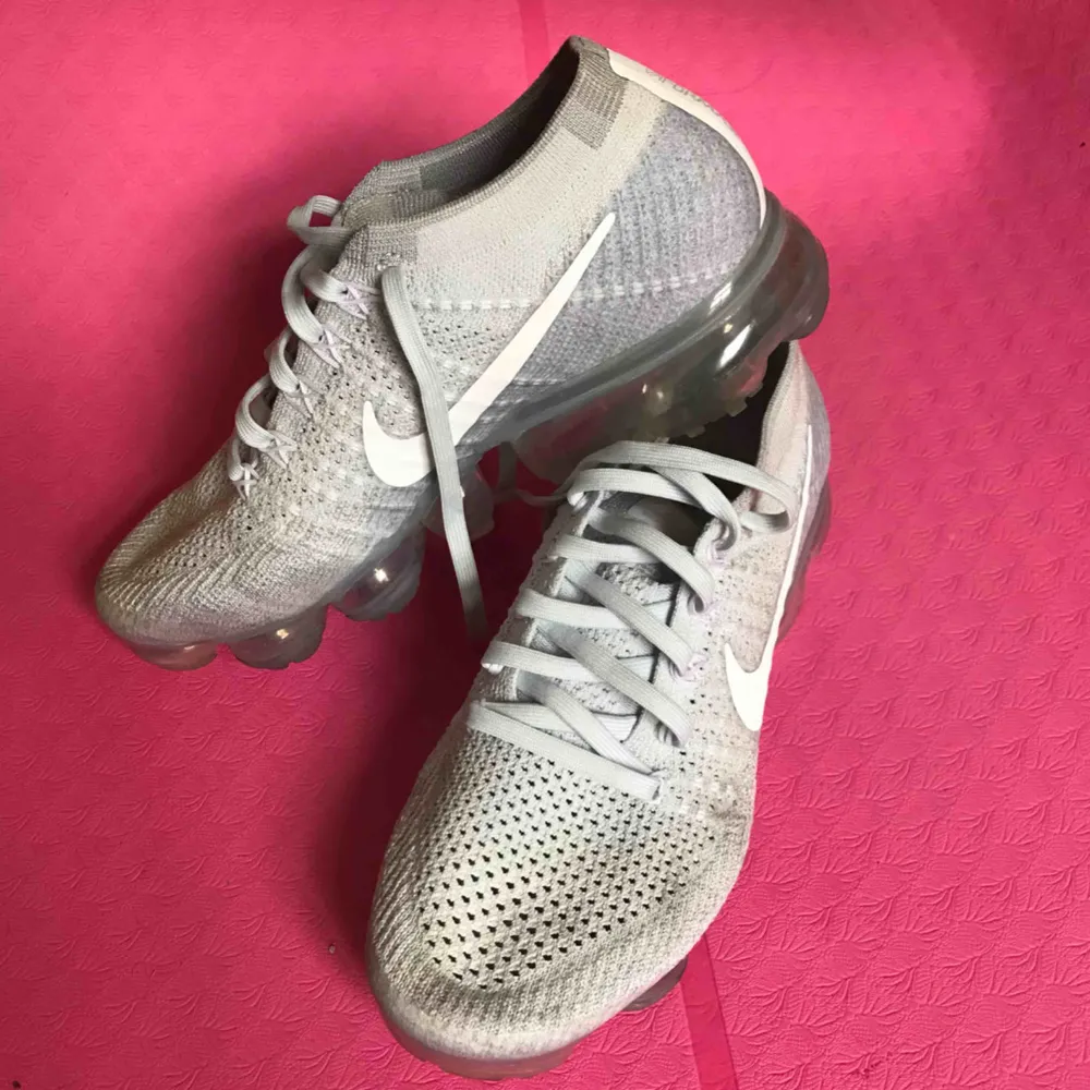 Nike Vapormax i storlek 38,5(24,5 cm). Nytvättade och i princip oanvända. Har en lite mörkare grå fläck på tån. Jag tar swish och köparen står för frakt(max 65 kr) ❤️🌟. Skor.