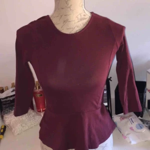  - Super fin vinröd tröja med halvlånga armar sitter tajt o fint stretshig 