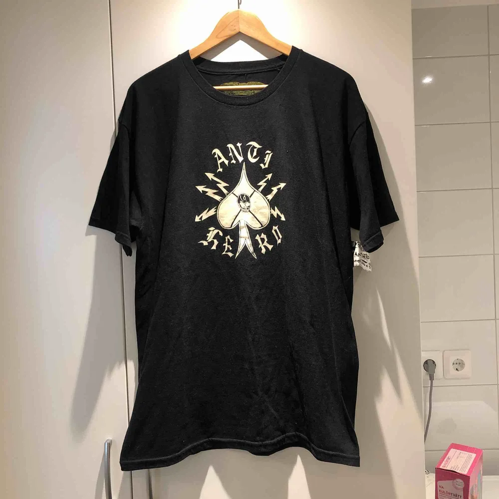 Oanvänd T-shirt från Anti Hero, Lappen sitter kvar! Kan mötas upp i Stockholm eller Uppsala köparen står för ev. frakt . T-shirts.