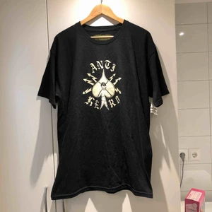  - Oanvänd T-shirt från Anti Hero, Lappen sitter kvar! Kan mötas upp i Stockholm eller Uppsala köparen står för ev. frakt 