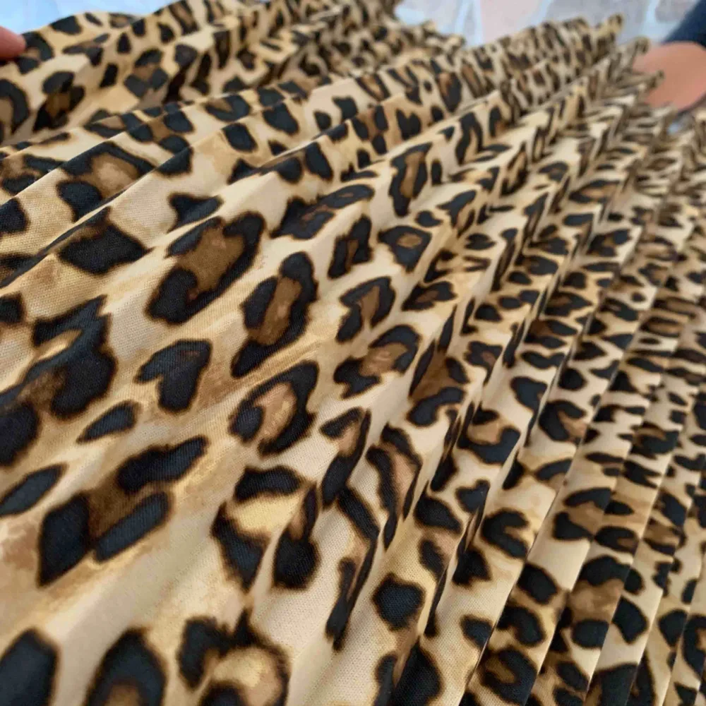 Plisserad leopardkjol från h&m. Kjolar.