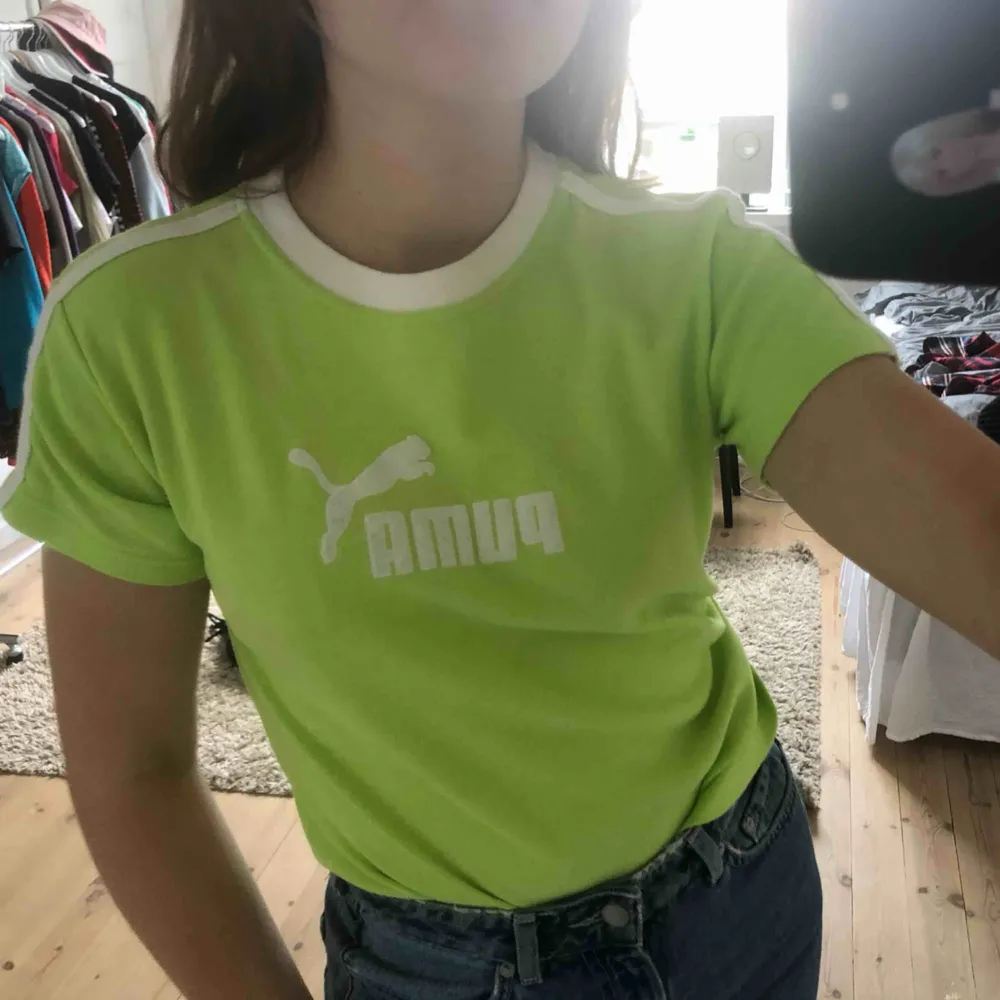 Säljer min vintage ascoola puma T-shirt i limegrön/ neongrön färg. Storlek XL men jag har S/M och den passar mig bra (kan vara juniorstorlek XL-eller så är den bara liten) i perfekt skick- aldrig använd. Pris ej diskuterbart..frakt ingår💗 . T-shirts.