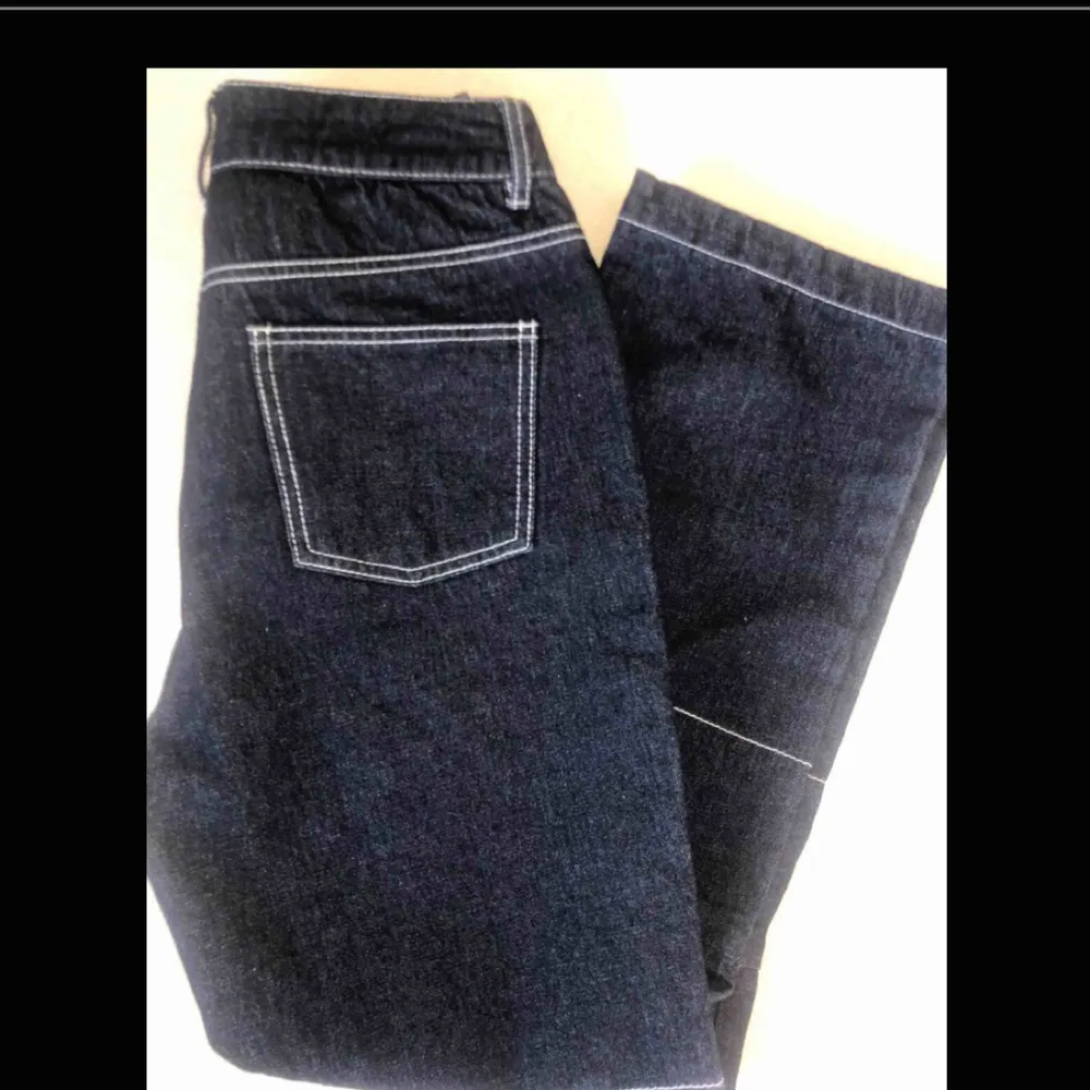 Ett par fina byxor som ser ut som arbetar byxor. De är i nyskick från nakd och är högmidjade.. Jeans & Byxor.