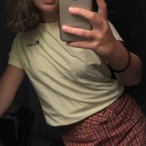  - Pastellgul champion tshirt köpt på urban outfitters