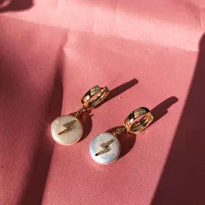 Guldpläterade hoops med sötvattenstenar och små guldblixtar med swarovskistenar⚡️ 230kr inkl frakt! För mer smycken checka in min insta @bonanza.jewels 🤩