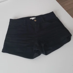 Hm shorts - Har används förrut men är i bra skick, köparen står för frakt eller så möts jag upp i Göteborg❤️ säljer för att den inte passar mig längre, men tvättar den innan jag skickar den!
