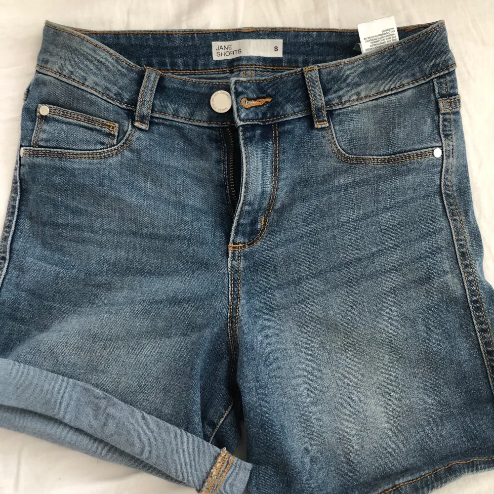 Jeansshorts i storlek S. Finns i Lund, köparen står för frakt om dom ska skickas . Shorts.