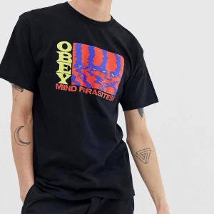 Obey T-shirt  - Svart obey T-shirt med coolt tryck. Använd ett fåtal gånger och är hel och ren👍🏼🤗 Frakt tillkommer 📦