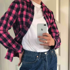  - As snygg retro, 80-tal skjorta i toppen skick😩. Älskar färgen! Jätte somrig! Köpare står för frakt 😌✌🏻.