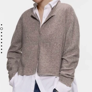 Zara kofta - Säljer nu denna otrolig sköna kofta från zara. Helt slutsåld på zaras hemsida. Knappt använd, därav väldigt fint skick. Köparen står för frakt. 🥰