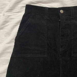  - Denna snygga Manchester kjol från monki. Knappt använd!!! Nypris ca 300kr. Säljer då jag växt ur den helt enkelt! Hoppas den kan va till nytta för någon annan🥰