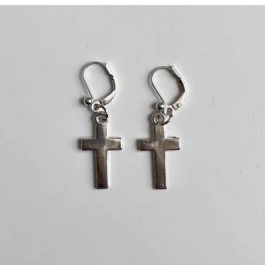 Örhängen med kors - Silvriga örhängen med kors. Görs på beställning! Har alltså mitt egna par på bilden. Frakt tillkommer på 11kr💛