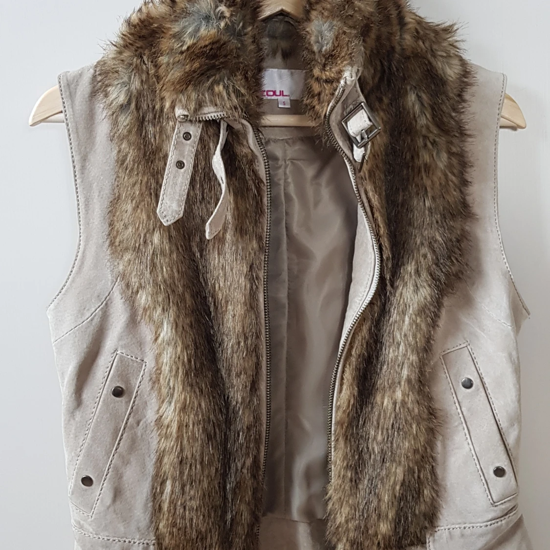 Zoul - skinnväst med fuskpälskrage