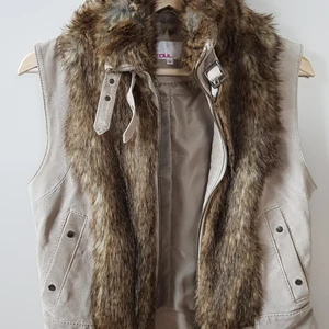 Zoul - skinnväst med fuskpälskrage - Oanvänd skinnväst i beige med brun fuskpälskrage. Normal strl. S.