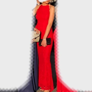 Lång klänning - Säljer min snygga balklänning! Använd 1 gång. Pris kan diskuteras🥰 Skicka ett meddelande om du vill ha bättre bild på ryggen. 