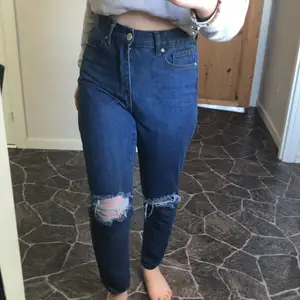 Straighta jeans från boohoo storlek 34/36 skit snygga använda bara 2 gånger säljer de för de kmr inte till användning o ska köpa andra❤️ 