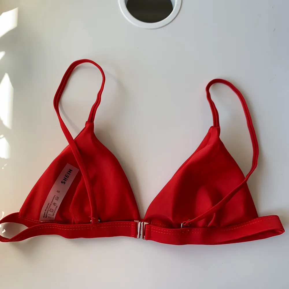 Säljer en jättefin röd bikiniöverdel från SHEIN i storlek S pga att den var för stor för mig, helt oanvänd. . Toppar.