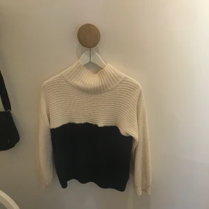 Stickad mysig tröja - Stickad tröja från monki med fin polokrage, storlek xs men passar s & m också ☺️ frakt tillkommer 