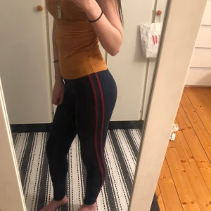 tights / leggins - mörkblåa tights med ränder på sidorna, sparsamt använda, stl xs/s. (står xs i men passar en s med)