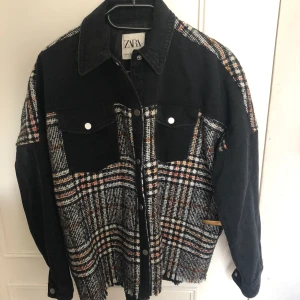 Jacka Zara  - Vår / sommar jacka från Zara använd en gång. Storlek XS men är oversize passar allt från XS till M. Finns att hämta på Östermalm alternativt att köparen betalar frakten. 