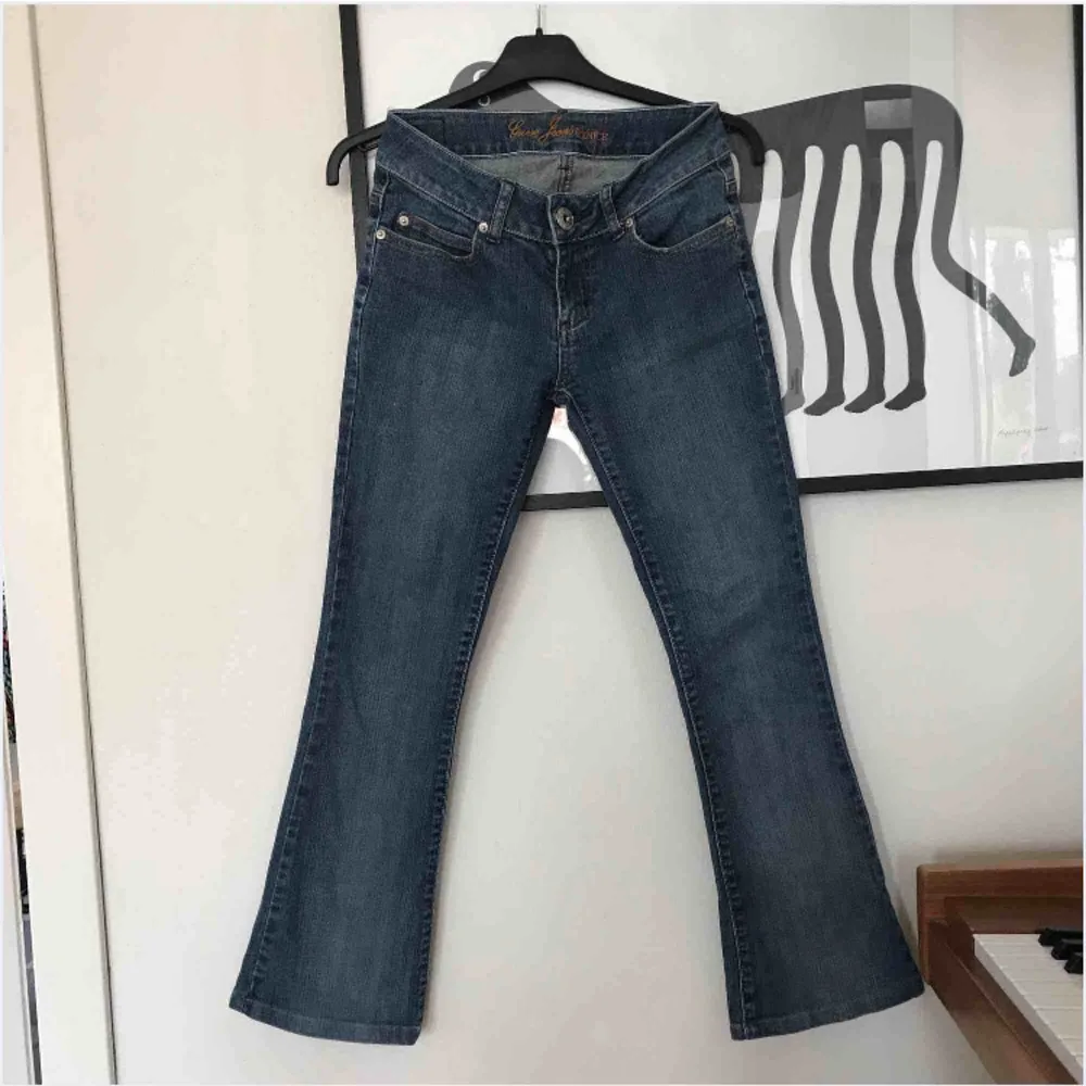 Guess jeans i stl 24/XS med lite utsvängda ben🦋 Skriv för frågor!💕 Frakt tillkommer. Jeans & Byxor.