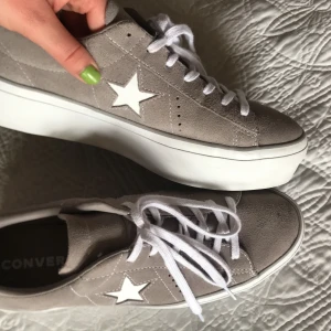 Gråa Converse one star  - Gråa one stars i strl 41 med hög sula. 💜 Har andvänts ca två gånger, men är som nya! Köpta på rea för 500kr, orginalpris 800kr. Om intresse finns, buda pris i kommentarerna.(Köparen står för frakt.)