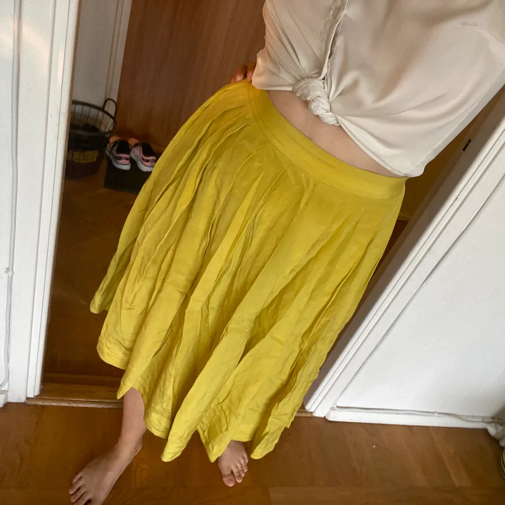 Gul plisserad kjol, inhandlad second hand. Skulle säga att storleken är ungefär en 38a. Tunt, silkigt tyg! 40 kr, köparen betalar frakt.. Kjolar.