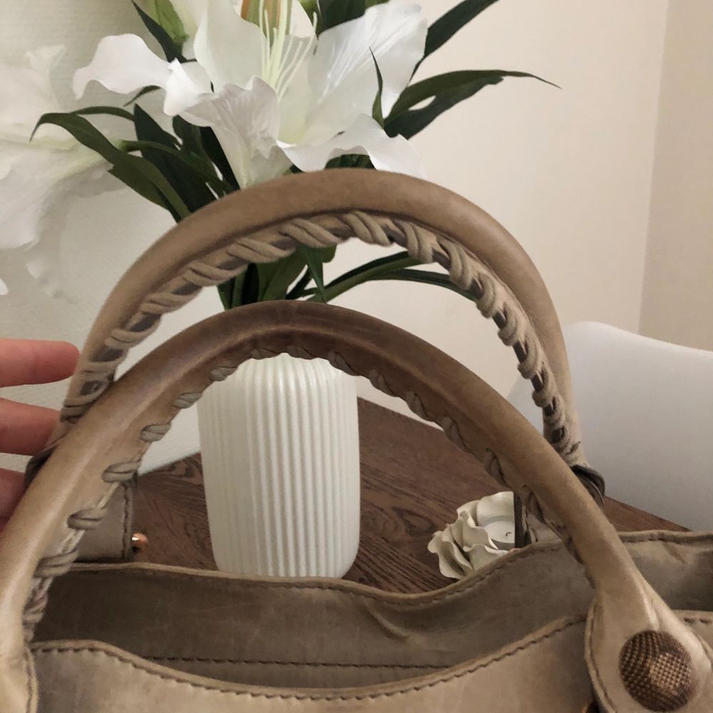 Säljer en Balenciaga Town som jag själv köpt på Blocket för ett par år sedan. Dragkedjan i innerfack är trasig men går säkert att laga. Kommer med axelband så den går att bära crossbody och har även spegel kvar samt dustbag. Har tyvärr inte kvar kvittot.. Väskor.