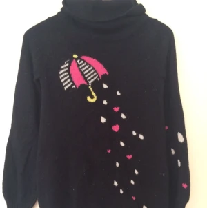  - mysipysig tjocktröja med paraply och regn-tryck! knappt använd men ackkk så söt