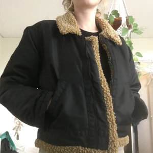 Pepe jeans sherling jacka - Jacka fodrad med sherling från Pepe jeans London. Liten strl L. 