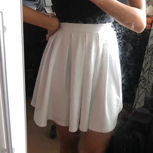 Vit cirkelkjol - Vit cirkelkjol med dragkedja bak i storlek xs 