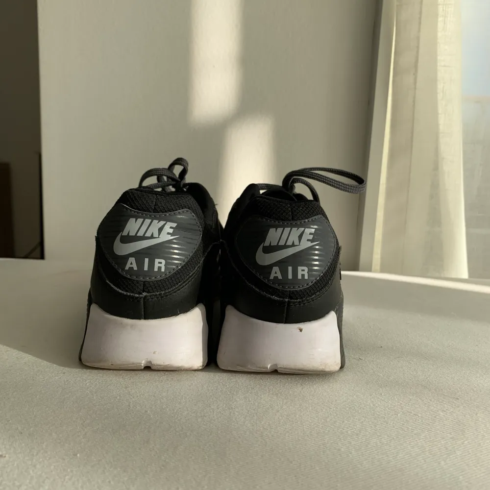 Svart/vita Nike Air Max i storlek 39, använda men fint skick. Frakt ingår i priset.. Skor.