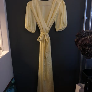 Gul klänning från Zara - Storlek S, fint skick förutom lite skrynklig. 