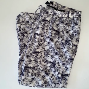 Blommiga byxor - Frakten är inräknad i priset.