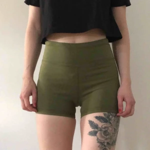  - Oanvända höga träningsshorts från ASOS.   Betalning sker med swish. Köparen står för frakt. Kan annars hämtas upp i Hökarängen.