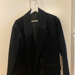 Sammetskavaj  - Svart sammetskavaj från Weekday, oversize i modellen. Kan användas både som jacka ute i varmare temperaturer men också inomhus. Är i bra skick, nypris 800. Frakt ingår i priset 