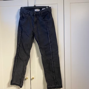 Raka jeans från mango - Supersnygga raka jeans från mango med snygga sömmar!! Tyvärr försmå för mig därav kommer dom ej till användning. Storlek 34 men passar nog även 36