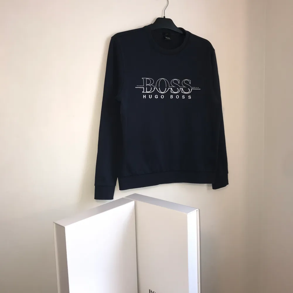 Hugo Boss sweatshirt  Storlek: M Skick: 9/10 Pris: 760 (finns fler plagg på min Instagram MQ.inla). Hoodies.