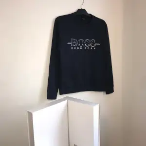 Hugo Boss sweatshirt  Storlek: M Skick: 9/10 Pris: 760 (finns fler plagg på min Instagram MQ.inla)