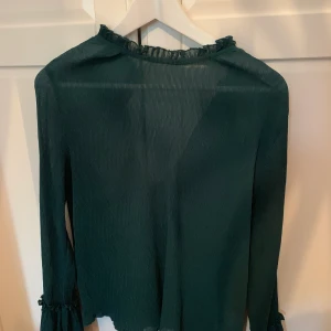 Mörkgrön blus  - Mörkgrön blus ifrån bikbok i storlek M. I bra skick. Knäppning i nacken. 