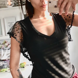 Tröja med volangärmar - Superskön och stretchig. Endast prövad aldrig använd! Köparen står för frakt😊 