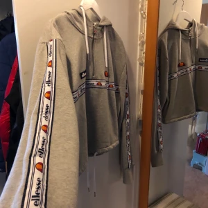 Ellesse Huvtröja - Grå Huvtröja från Ellesse. Storlek M  Nyskick, använd max två gånger och självklart tvättad efter.