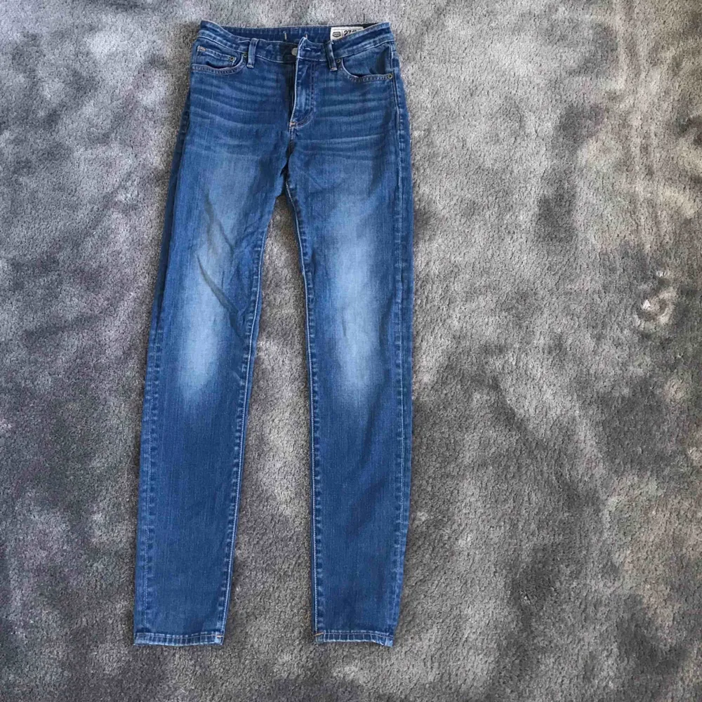 Högmidjade blåa jeans från crocker. Sparsamt använda och i nyskick men köpt för länge sen. Nypris 700kr. Köparen står för frakt. . Jeans & Byxor.