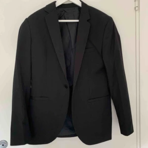  - Stor Herrkavaj i storlek S/M. Köparen står för frakt❤️