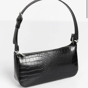 HELT ny baguette väska - Säljer denna helt nya slutsålda baguette väska jag aldrig använt eftersom den aldrig kom till användning. Säljer den för 299kr eftersom den är i absolut ny skick. Kan mötas upp eller skickas, men då står du för frakten. Skriv för fler bilder 🥰