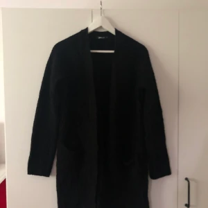 mysig kofta - Nyskick! Passar perfekt på en sommarkväll eller vårdag. Den har två fickor på framsidan