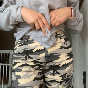 Madlady kamouflagebyxa - Snygga byxor som tyvärr är försmå för mig som normalt har strl m. Priset är med frakt Säljes för 150kr eller högsta bud. 